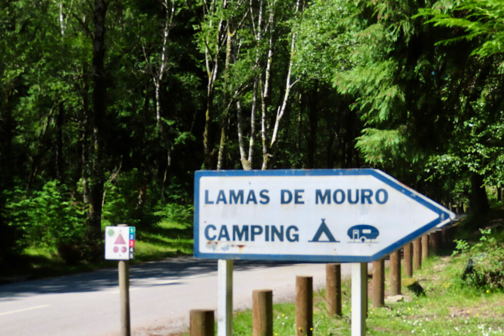 Blue lettering on white sign reading "Lamas do Mouro camping"